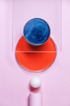 Czerwona i niebieska substancja w miseczkach z piÅ‚eczkÄ… od ping ponga